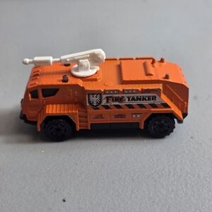 2003 MATCHBOX AIRPORT FIRE TANKER ORANGE 1:64 DIECAST 2 7/8" FIRE TRUCK W/ WHITE